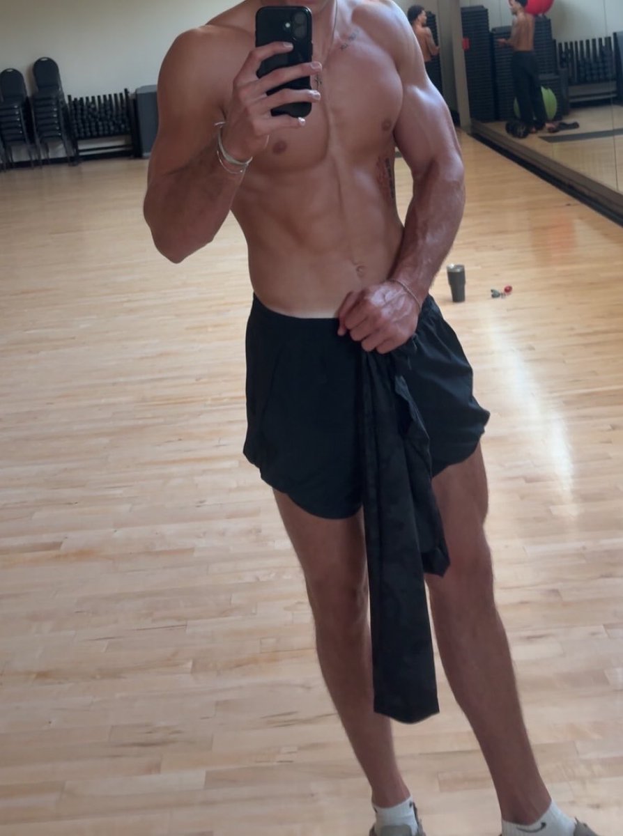 ChadIsHim's tweet photo. Whats up boys. The king is here. Here to take over https://t.co/GYstd7obef