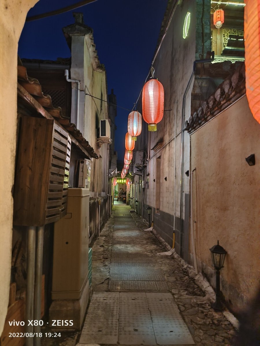 dirohodri's tweet photo. Just a rainy evening, the old Lin墩 alley has such a cozy vibe! ， https://t.co/nmWp6EDvFH