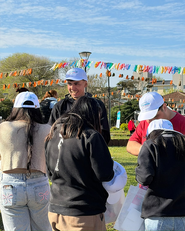 TransportePBA's tweet photo. APRENDER JUGANDO PARA MOVERNOS MÁS SEGUROS 🚦

Estuvimos en el Festival de las Juventudes de #VillaGesell, con un stand interactivo y propuestas lúdicas para acercar herramientas de prevención y reflexionar sobre la importancia de transitar responsablemente. https://t.co/diQgXclwvd