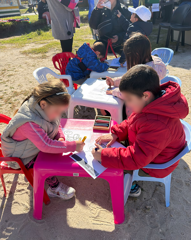 TransportePBA's tweet photo. APRENDER JUGANDO PARA MOVERNOS MÁS SEGUROS 🚦

Estuvimos en el Festival de las Juventudes de #VillaGesell, con un stand interactivo y propuestas lúdicas para acercar herramientas de prevención y reflexionar sobre la importancia de transitar responsablemente. https://t.co/diQgXclwvd