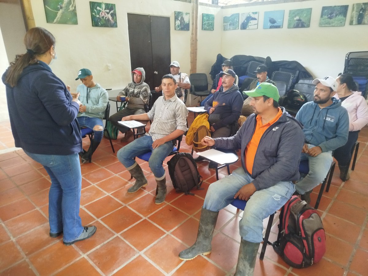 CAMHUILA's tweet photo. #NoticiasCAM 🗣️💚| Apicultores del Huila fortalecen sus conocimientos mientras conservan la biodiversidad 👉🏻 https://t.co/40J52HAUOO

Un total de 2️⃣7️⃣ apicultores 🐝🍯de #Neiva, #Rivera participan en un proceso de certificación, resultado de la alianza 🫱🏻‍🫲🏼 entre la CAM y el SENA https://t.co/XA0HHmY2eK