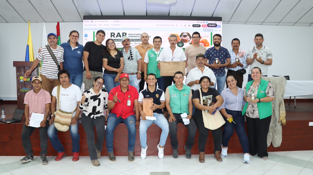 CAMHUILA's tweet photo. #NoticiasCAM 🗣️💚| Apicultores del Huila fortalecen sus conocimientos mientras conservan la biodiversidad 👉🏻 https://t.co/40J52HAUOO

Un total de 2️⃣7️⃣ apicultores 🐝🍯de #Neiva, #Rivera participan en un proceso de certificación, resultado de la alianza 🫱🏻‍🫲🏼 entre la CAM y el SENA https://t.co/XA0HHmY2eK