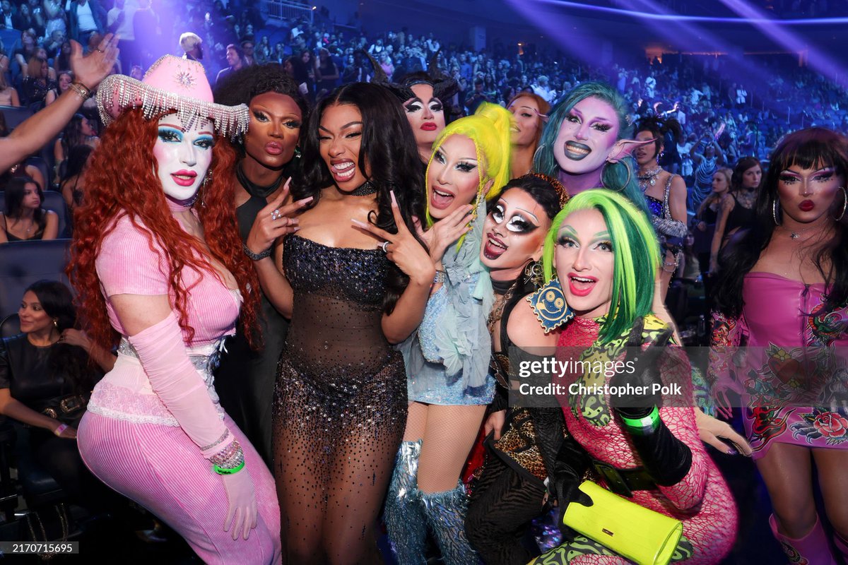 Plasma_NYC's tweet photo. there is SO much evil in the world so i’m cleansing the timeline w the most iconic season of #dragrace in the last 5 years https://t.co/wKxmJ3FboL