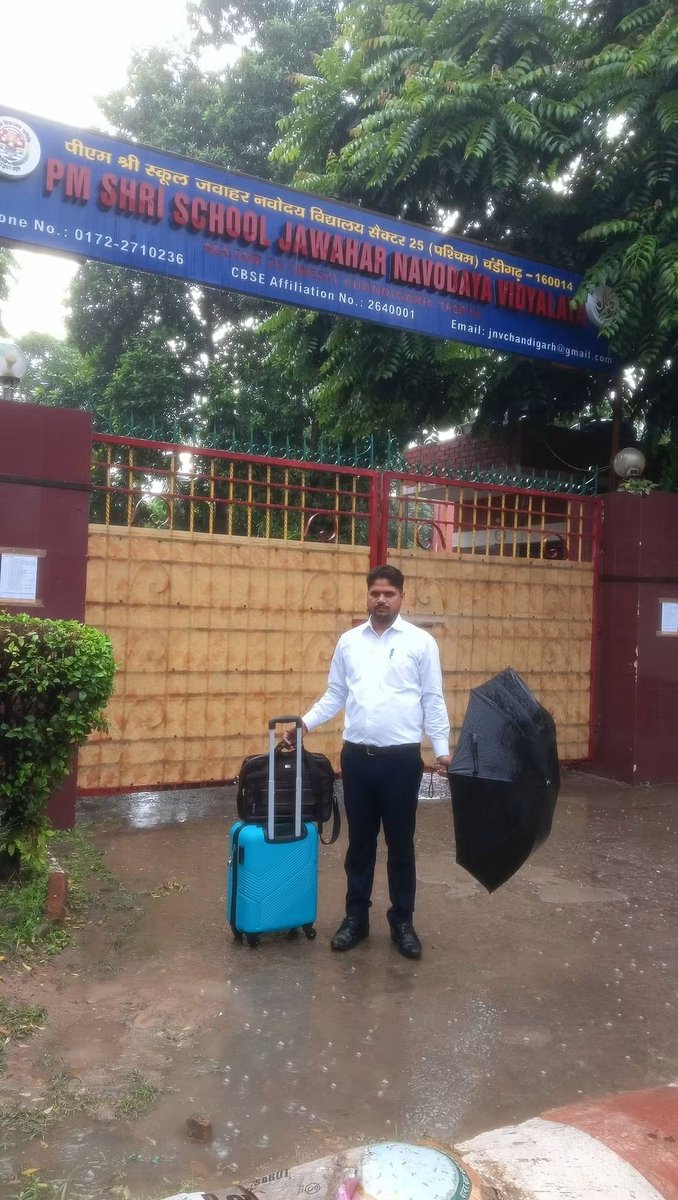 MukAn_X's tweet photo. साइबर कैफे की लापरवाही ने प्रदीप कुमार की भारत सरकार की दो नौकरियाँ आखिरी पल में छीन लीं,

नौकरी हाथ में आकर फिसल गई।

कारण सिर्फ यही था कि CSC वाले ने तीन महीने तक झूठ बोला कि OBC बन गया है।

जबकि प्रदीप का फॉर्म भरा ही नहीं गया था।

KVS और NVS दोनों में PGT Economics की पोस्ट थी, exam सब क्लियर हो गया था।

Document Verification के लिए वे चंडीगढ़ पहुँचे।

वहाँ पता चला कि उनका OBC प्रमाण-पत्र 6 दिसंबर 2025 को बना है।

और

आखिरी तारीख 4 दिसंबर 2025 थी।

सिर्फ दो दिन की देरी थी इसी वजह से उन्हें बाहर कर दिया गया।

Cyber cafe वाले ने भरोसा दिया था कि बन गया है। झूठा भरोसा देकर रखा था।