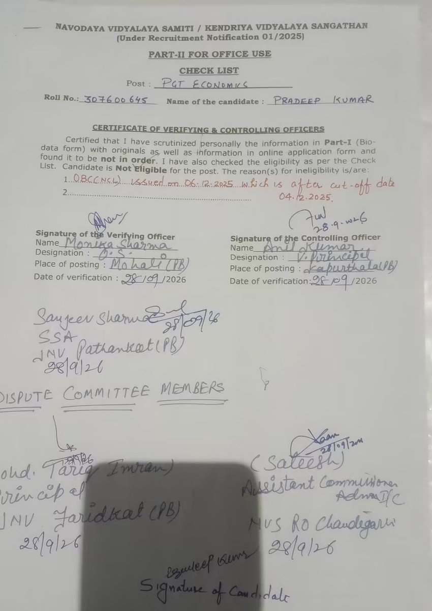 MukAn_X's tweet photo. साइबर कैफे की लापरवाही ने प्रदीप कुमार की भारत सरकार की दो नौकरियाँ आखिरी पल में छीन लीं,

नौकरी हाथ में आकर फिसल गई।

कारण सिर्फ यही था कि CSC वाले ने तीन महीने तक झूठ बोला कि OBC बन गया है।

जबकि प्रदीप का फॉर्म भरा ही नहीं गया था।

KVS और NVS दोनों में PGT Economics की पोस्ट थी, exam सब क्लियर हो गया था।

Document Verification के लिए वे चंडीगढ़ पहुँचे।

वहाँ पता चला कि उनका OBC प्रमाण-पत्र 6 दिसंबर 2025 को बना है।

और

आखिरी तारीख 4 दिसंबर 2025 थी।

सिर्फ दो दिन की देरी थी इसी वजह से उन्हें बाहर कर दिया गया।

Cyber cafe वाले ने भरोसा दिया था कि बन गया है। झूठा भरोसा देकर रखा था।