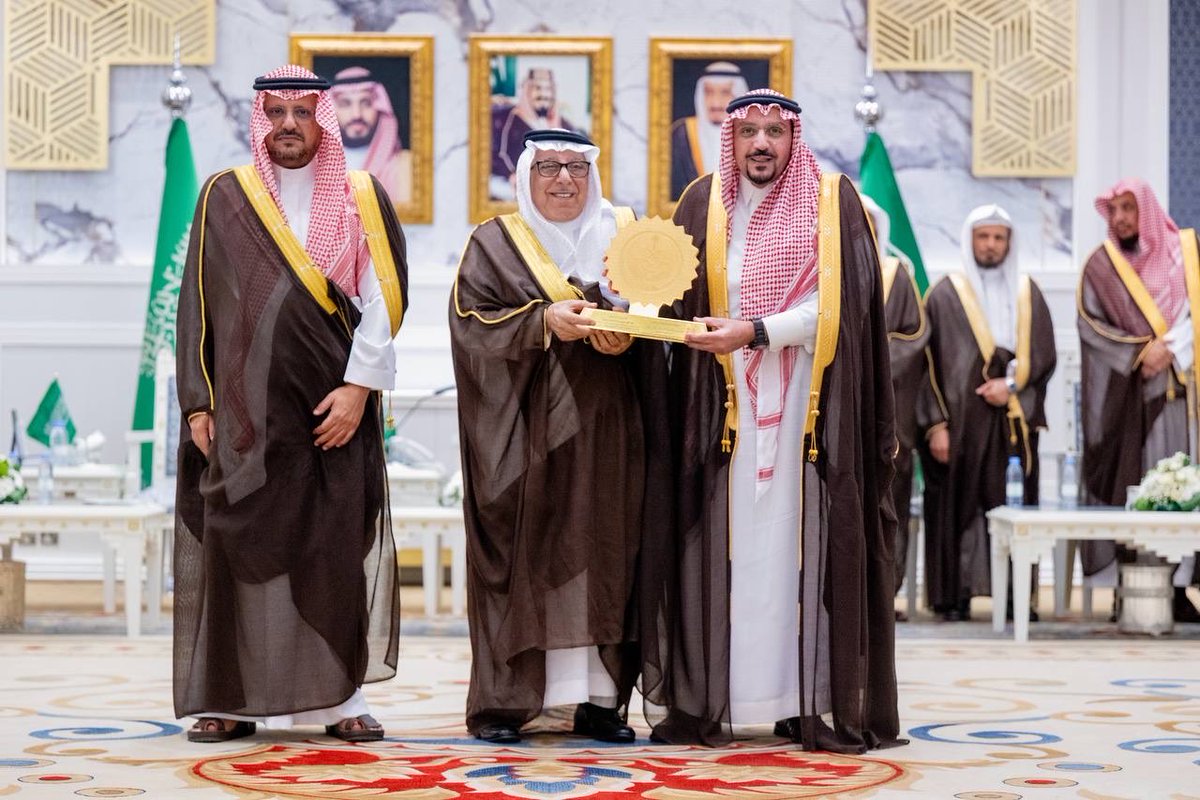 EmarahAlQassim's tweet photo. خلال مشاركته بندوة بعنوان «طاعة ووفاق وبيعة في الأعناق » والتي أقيمت برعاية سمو أمير منطقة القصيم خلال احتفال امارة المنطقة باليوم الوطني.. 

أستاذ التاريخ الاستاذ الدكتور عبدالعزيز الشبل: #اليوم_الوطني_السعودي مناسبة نستحضر فيها قيمة الوطن في حياة الإنسان، ونستذكر كيف نقل الملك عبدالعزيز – رحمه الله – البلاد من التفرّق والاضطراب إلى الوحدة والأمن وجمع الكلمة، لتبدأ بعدها مسيرة البناء والنهضة.