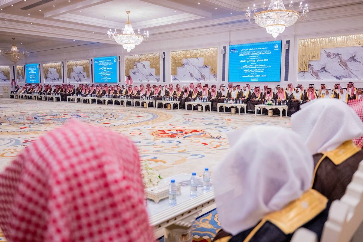 EmarahAlQassim's tweet photo. خلال مشاركته بندوة بعنوان «طاعة ووفاق وبيعة في الأعناق » والتي أقيمت برعاية سمو أمير منطقة القصيم خلال احتفال امارة المنطقة باليوم الوطني.. 

أستاذ التاريخ الاستاذ الدكتور عبدالعزيز الشبل: #اليوم_الوطني_السعودي مناسبة نستحضر فيها قيمة الوطن في حياة الإنسان، ونستذكر كيف نقل الملك عبدالعزيز – رحمه الله – البلاد من التفرّق والاضطراب إلى الوحدة والأمن وجمع الكلمة، لتبدأ بعدها مسيرة البناء والنهضة.