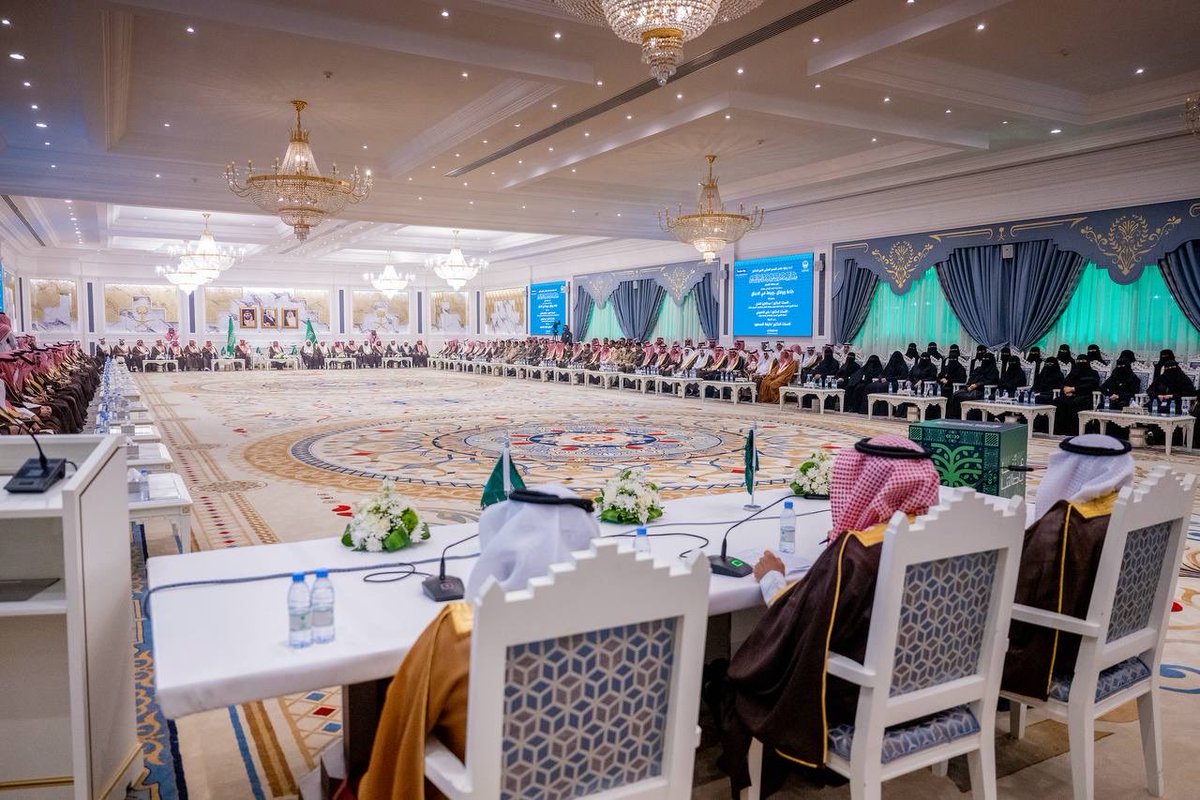 EmarahAlQassim's tweet photo. خلال مشاركته بندوة بعنوان «طاعة ووفاق وبيعة في الأعناق » والتي أقيمت برعاية سمو أمير منطقة القصيم خلال احتفال امارة المنطقة باليوم الوطني.. 

أستاذ التاريخ الاستاذ الدكتور عبدالعزيز الشبل: #اليوم_الوطني_السعودي مناسبة نستحضر فيها قيمة الوطن في حياة الإنسان، ونستذكر كيف نقل الملك عبدالعزيز – رحمه الله – البلاد من التفرّق والاضطراب إلى الوحدة والأمن وجمع الكلمة، لتبدأ بعدها مسيرة البناء والنهضة.