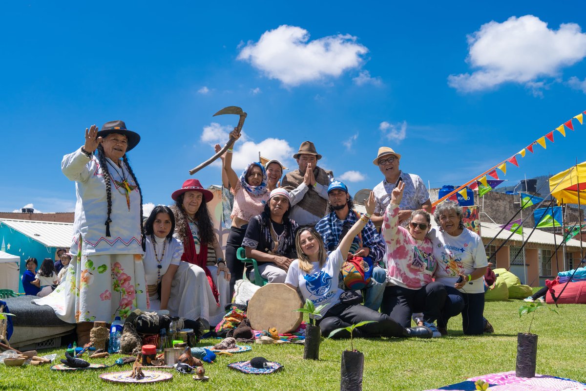 CONFIARCoop's tweet photo. Algunas revoluciones empiezan bailando. 💃🏽✨

Nos encontramos para celebrar quiénes somos, crear comunidad y demostrar que juntos es mejor.

📅 25 de octubre
📍 Colegio Guillermo León Valencia, Duitama

🎟️ Descarga tus boletas en https://t.co/pizVUkG6pA

#BazarDeLaConfianza2026 https://t.co/4mUNqibCDy