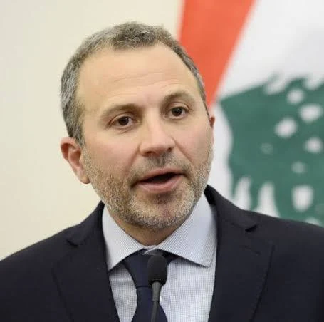 Qassem_hodroj_'s tweet photo. نعم اخطأ جبران باسيل ولكن العدالة تقتضي ان لا نرجم تياره بأحجار ثقيلة وكما يقول المثل كرمال عين تكرم مرج عيون وأبناء التيار كانوا مثال الشركاء الأوفياء الذين كما شاركونا افراحنا فقد شاركونا الالام وضمدوا جراحنا وقاسمونا سقفهم وخبزهم وكانوا سيوفا معنا بمواجهة السيوف التي رفعت بوجهنا وحموا ظهرنا 
ووسائل التواصل الاجتماعي تشهد لمواقفهم .
انا ابتعدت عن التعليق على هذا الموضوع لحساسيته ولأحترامي الشديد لأبناء التيار  ولكن بعد الرد الذي ادلى به السيد نواف يبدو ان شهية بعض الاعلاميين قد فتحت ودخلوا في سوق المزايدة الكلامية وهم ممن تعودنا عليهم لا يقدرون العواقب ولا يقيمون الاضرار التي تتسبب بها عنترياتهم الفارغة ولكن في ذات الوقت أقول لبعض الموتورين في التيار الذين ايضا استغلا كلام السيد نواف وخرجوا كثيرا عن النص لا تصبوا الزيت على النار وأسترجعوا التاريخ المجيد وتطلعوا الى الغد ولا تكونوا مصدر سعادة للخصوم المشتركين.