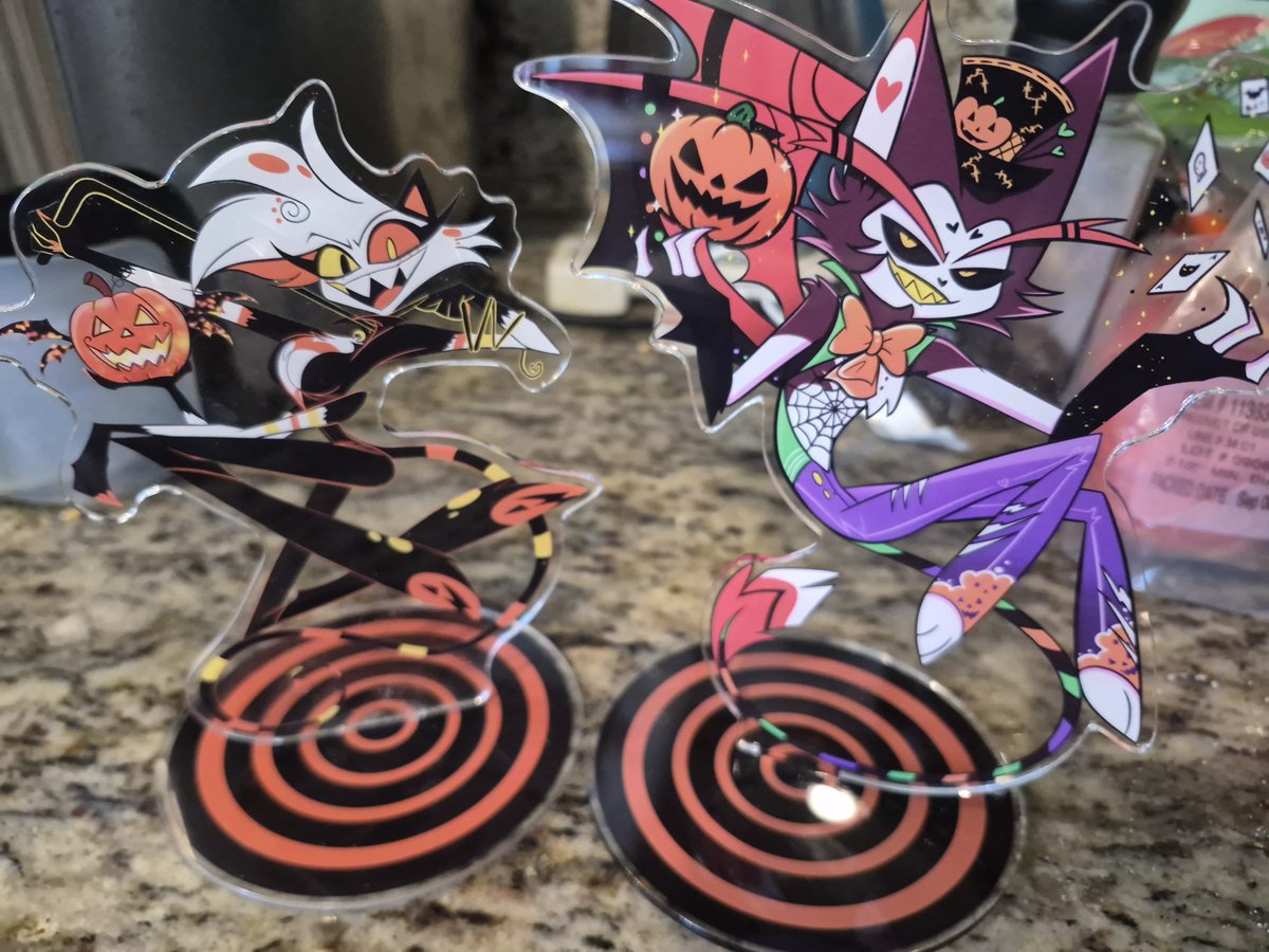 harrold9271's tweet photo. Had to share my Husk standee that I commissioned from @yaztheangel , wanted him to match my Angel Dust and look how cute they are together! #HappyHalloween https://t.co/bOi0AkPuA1
