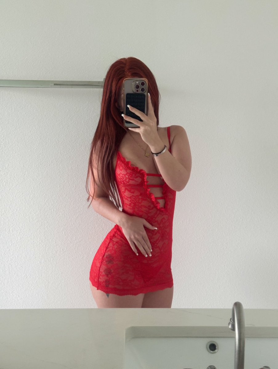 ariaminxx's tweet photo. Is it just me or does red look so good on me?? https://t.co/JgGJn9XxhI