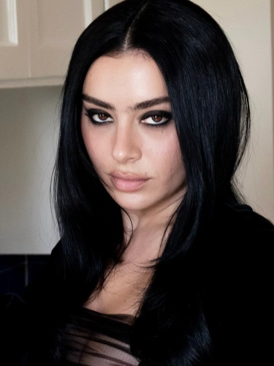 xcxsource's tweet photo. Charli xcx’s glam last night for the 2026 MTV Video Music Awards. 🖤

#VMAs https://t.co/BhZbHeJ6BQ