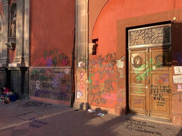 Omar_Castrejon's tweet photo. #Querétaro, tomen precauciones si planean pasar por el centro histórico en la tarde, porque un grupo de "señoritas" van a tomar las calles para amedrentar a la gente y vandalizar templos, en su  manifestación anual para exigir el derecho de asesinar impunemente a sus hijos. https://t.co/uHfrwMmNWm