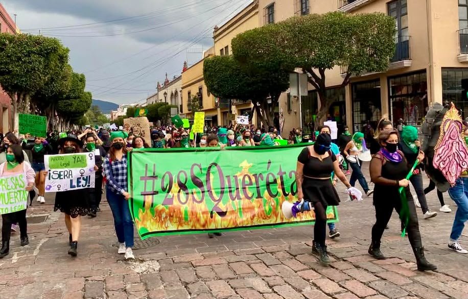 Omar_Castrejon's tweet photo. #Querétaro, tomen precauciones si planean pasar por el centro histórico en la tarde, porque un grupo de "señoritas" van a tomar las calles para amedrentar a la gente y vandalizar templos, en su  manifestación anual para exigir el derecho de asesinar impunemente a sus hijos. https://t.co/uHfrwMmNWm