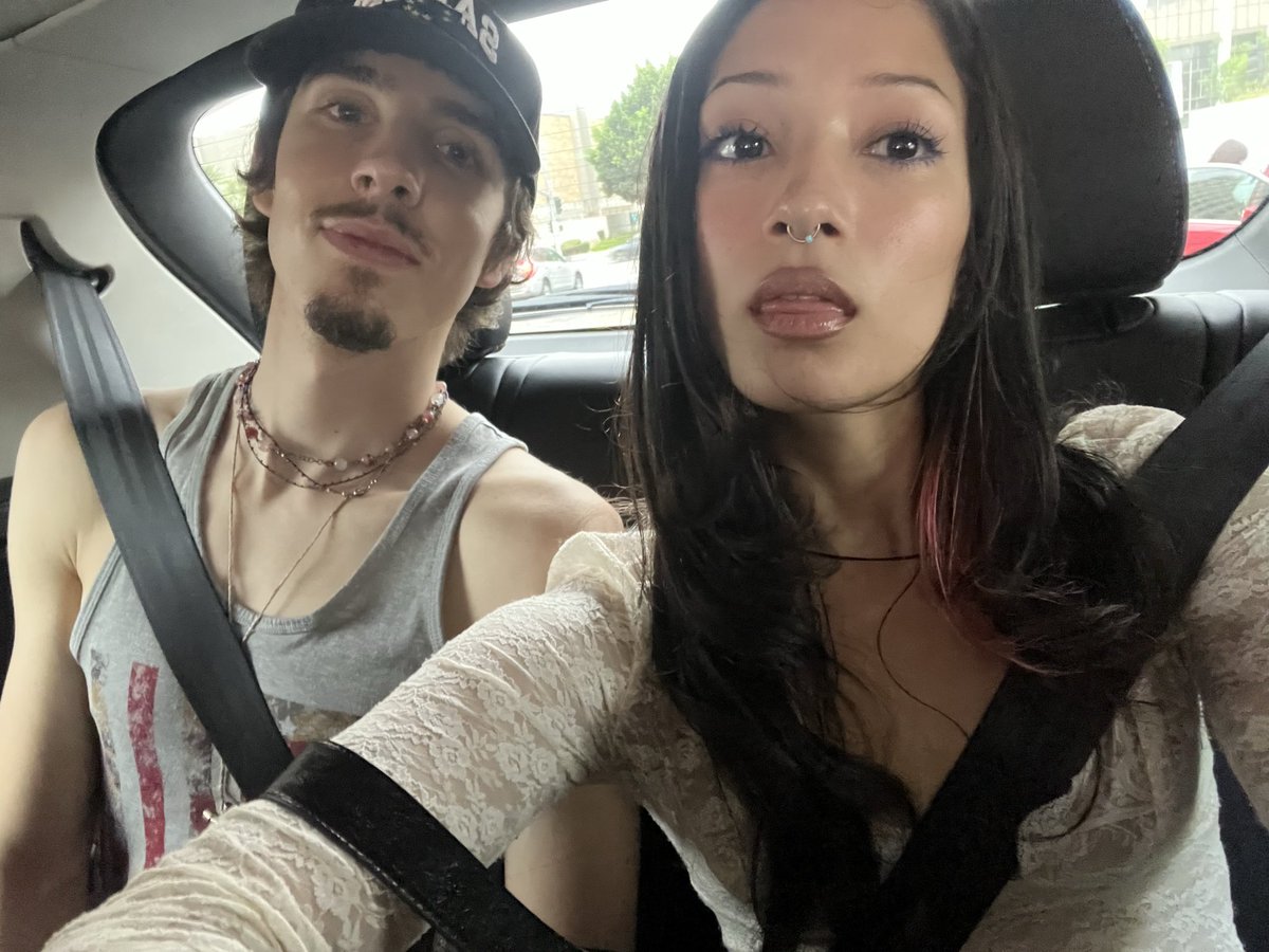 k0o1kat's tweet photo. we kinda look like each other https://t.co/YaCCRxmJju