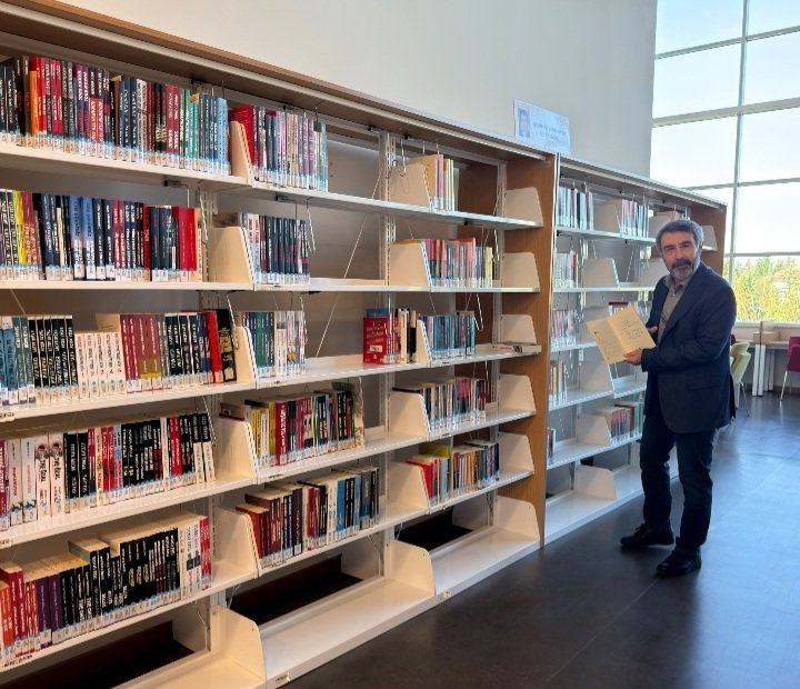 mustafaonsel's tweet photo. Can oğlum @manas_onsel kitaplarla yaşıyor!
Başkent Üniversitesinden sonra ikinci köşe Atılım Üniversitesi kütüphanesinde oluşturuldu!
Yeni çıkan kitaplarla da daima canlı turatacağız o köşeyi!
Umuyorum faydalananı çok olur!

Bu arada değerli komutanım @yvzah, son kitabı Başkomutan'ı, lütfedip oğlum adına imzalı gönderdi, bize de köşeye teslim etmek düştü!
Sağ olsun!