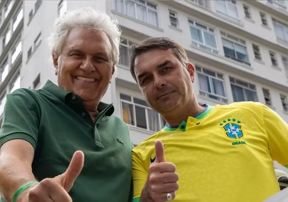 SodLinda's tweet photo. Desista da sua candidatura @ronaldocaiado. Os seus 5% podem salvar o Brasil do PT  já no primeiro turno! Mostre-se um Patriota! Mostre grandeza e amor à Pátria! Desista e apoie Flávio Bolsonaro! https://t.co/KXmhGpeYzk
