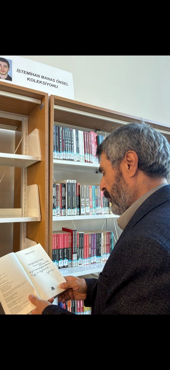 mustafaonsel's tweet photo. Can oğlum @manas_onsel kitaplarla yaşıyor!
Başkent Üniversitesinden sonra ikinci köşe Atılım Üniversitesi kütüphanesinde oluşturuldu!
Yeni çıkan kitaplarla da daima canlı turatacağız o köşeyi!
Umuyorum faydalananı çok olur!

Bu arada değerli komutanım @yvzah, son kitabı Başkomutan'ı, lütfedip oğlum adına imzalı gönderdi, bize de köşeye teslim etmek düştü!
Sağ olsun!