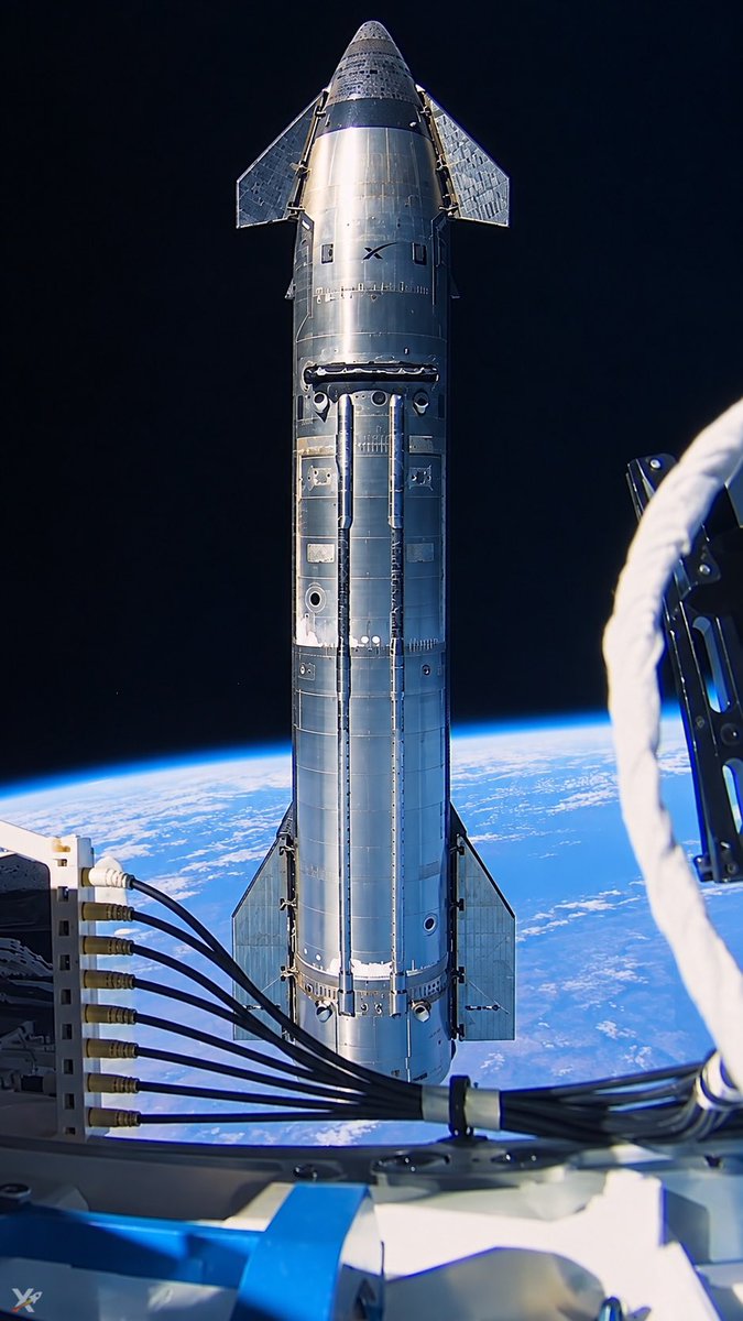 XploraSpace's tweet photo. 🎥🚀 Je me suis amusé à corriger la distorsion optique de l’objectif grand-angle de la caméra du Starlink, qui déformait le Starship lorsqu’il arrivait en bord de champ à la fin de la vidéo. Le résultat est assez sympa ! 😍 https://t.co/6c6CCo0gL6