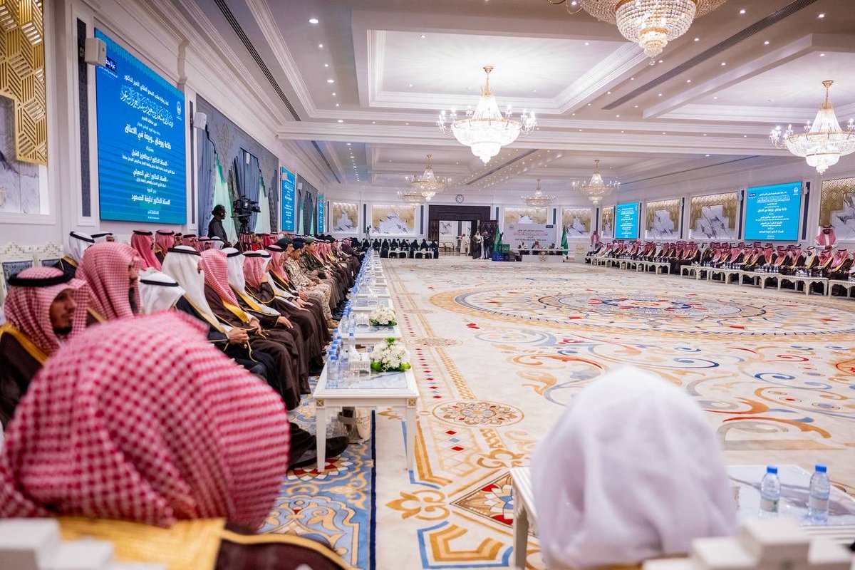 EmarahAlQassim's tweet photo. خلال مشاركته بندوة بعنوان «طاعة ووفاق وبيعة في الأعناق»، والتي أقيمت  برعاية سمو أمير منطقة القصيم، خلال احتفال امارة المنطقة بـ #اليوم_الوطني_السعودي..

الأستاذ بجامعة جازان الأستاذ الدكتور علي الصميلي: تجسدت في الملك عبدالعزيز – طيب الله ثراه – صفات القائد العادل؛ فكان حلمه يسبق غضبه، وعفوه يسبق سيفه، وجمع بين المصداقية والحنكة والهيبة، حتى قاد مشروع التوحيد وبناء الدولة على أسس راسخة.