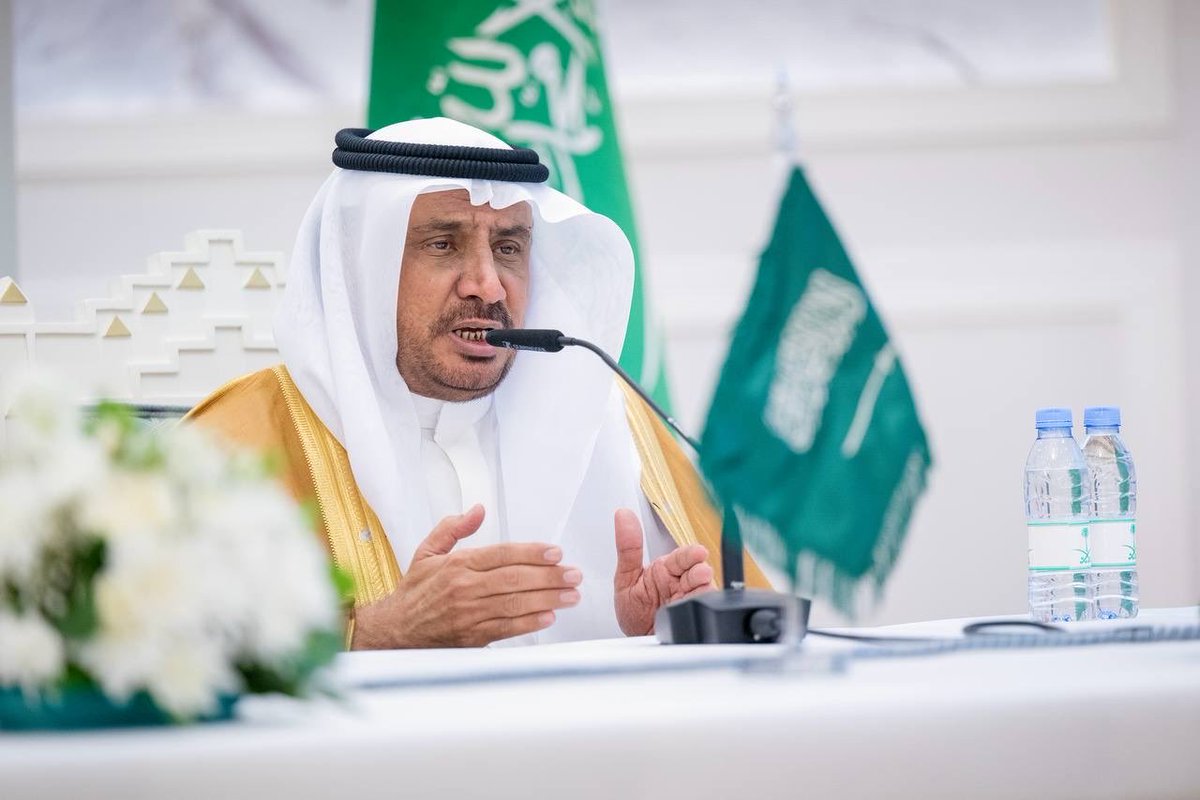 EmarahAlQassim's tweet photo. خلال مشاركته بندوة بعنوان «طاعة ووفاق وبيعة في الأعناق»، والتي أقيمت  برعاية سمو أمير منطقة القصيم، خلال احتفال امارة المنطقة بـ #اليوم_الوطني_السعودي..

الأستاذ بجامعة جازان الأستاذ الدكتور علي الصميلي: تجسدت في الملك عبدالعزيز – طيب الله ثراه – صفات القائد العادل؛ فكان حلمه يسبق غضبه، وعفوه يسبق سيفه، وجمع بين المصداقية والحنكة والهيبة، حتى قاد مشروع التوحيد وبناء الدولة على أسس راسخة.