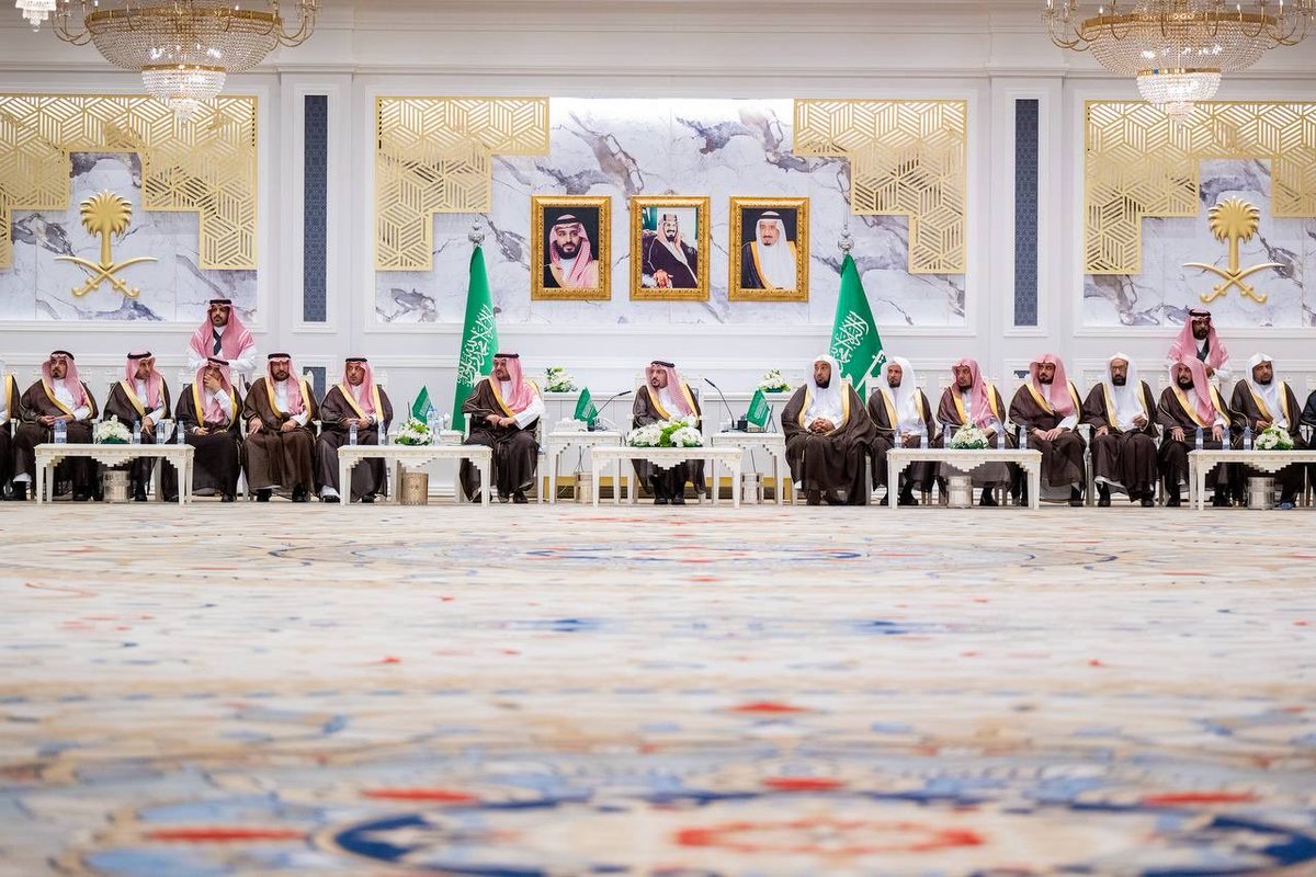 EmarahAlQassim's tweet photo. خلال مشاركته بندوة بعنوان «طاعة ووفاق وبيعة في الأعناق»، والتي أقيمت  برعاية سمو أمير منطقة القصيم، خلال احتفال امارة المنطقة بـ #اليوم_الوطني_السعودي..

الأستاذ بجامعة جازان الأستاذ الدكتور علي الصميلي: تجسدت في الملك عبدالعزيز – طيب الله ثراه – صفات القائد العادل؛ فكان حلمه يسبق غضبه، وعفوه يسبق سيفه، وجمع بين المصداقية والحنكة والهيبة، حتى قاد مشروع التوحيد وبناء الدولة على أسس راسخة.