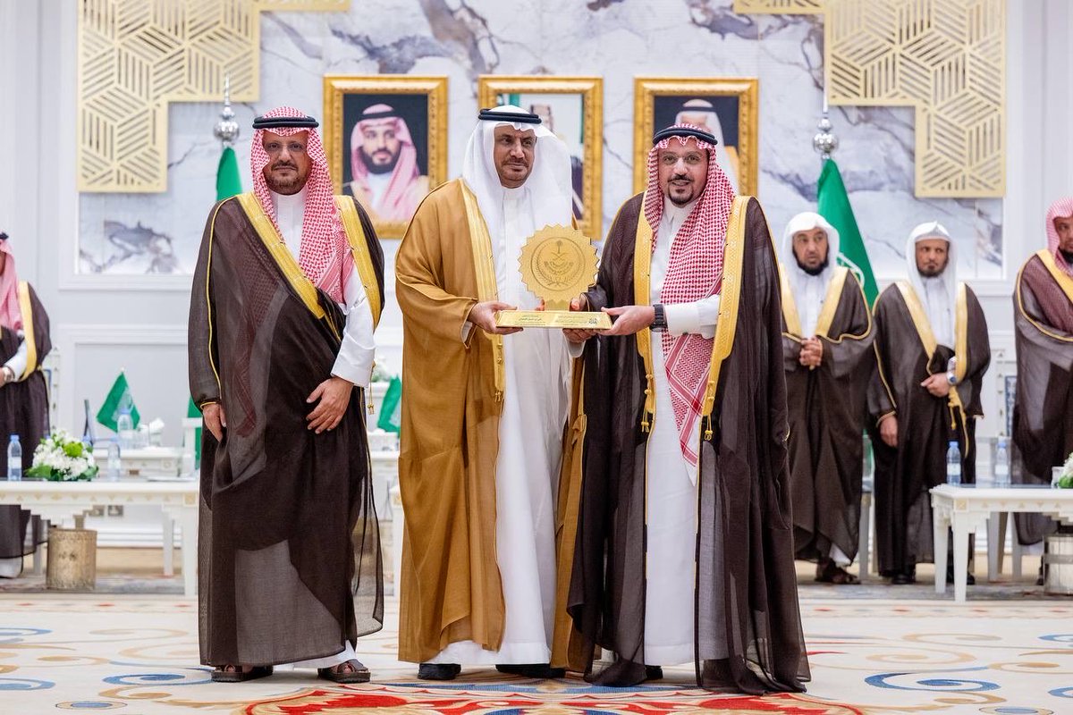 EmarahAlQassim's tweet photo. خلال مشاركته بندوة بعنوان «طاعة ووفاق وبيعة في الأعناق»، والتي أقيمت  برعاية سمو أمير منطقة القصيم، خلال احتفال امارة المنطقة بـ #اليوم_الوطني_السعودي..

الأستاذ بجامعة جازان الأستاذ الدكتور علي الصميلي: تجسدت في الملك عبدالعزيز – طيب الله ثراه – صفات القائد العادل؛ فكان حلمه يسبق غضبه، وعفوه يسبق سيفه، وجمع بين المصداقية والحنكة والهيبة، حتى قاد مشروع التوحيد وبناء الدولة على أسس راسخة.