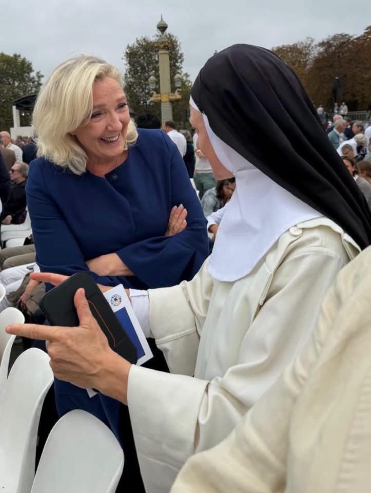 mo_bougouri's tweet photo. Et le voile, alors ?! @MLP_officiel #politique #france #Pape #LeonXIV https://t.co/kD9fUlLxyy
