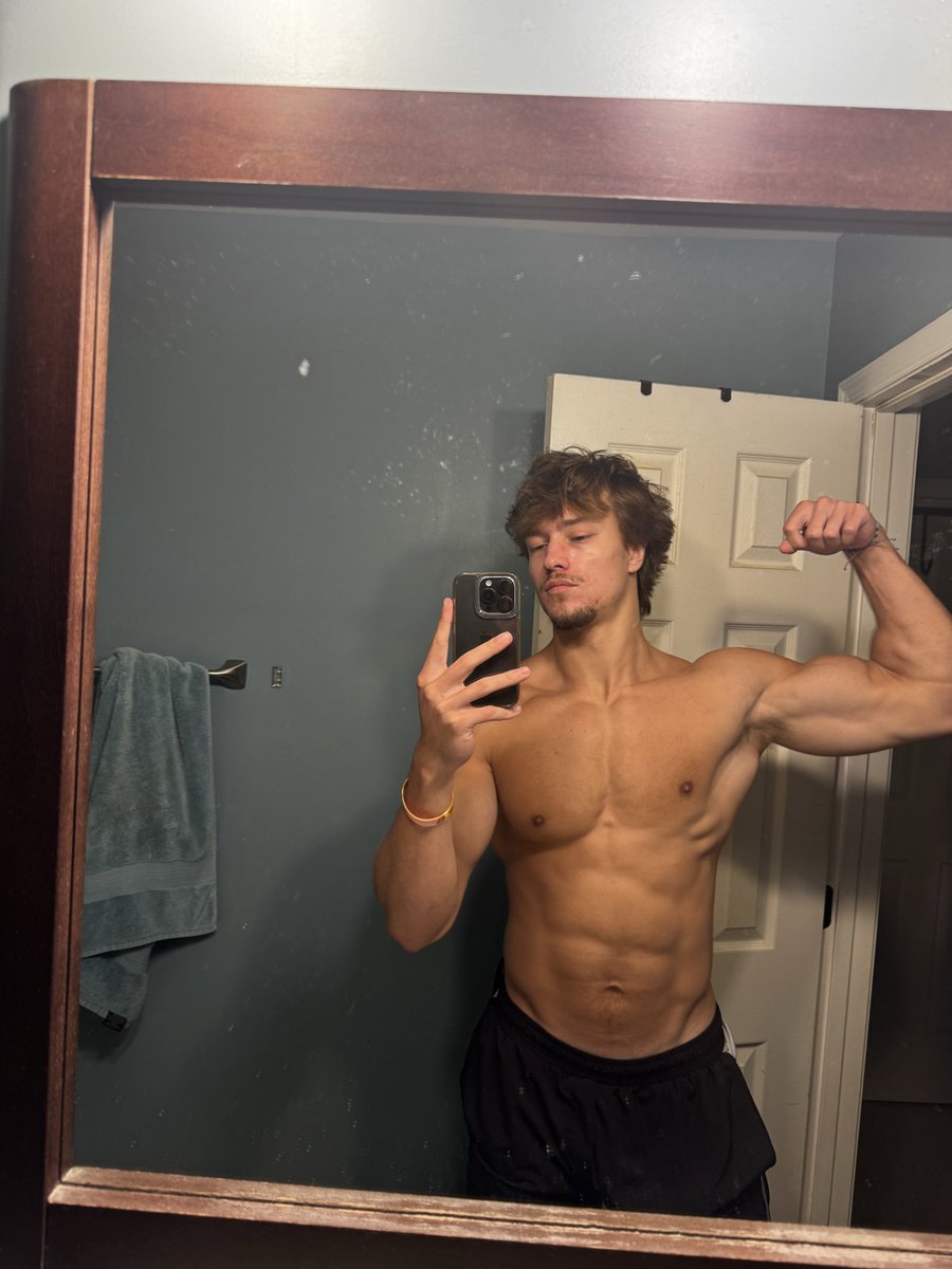 Lukeylifts2's tweet photo. Mid day Ab check 
#abs https://t.co/0HxlBlCP7o