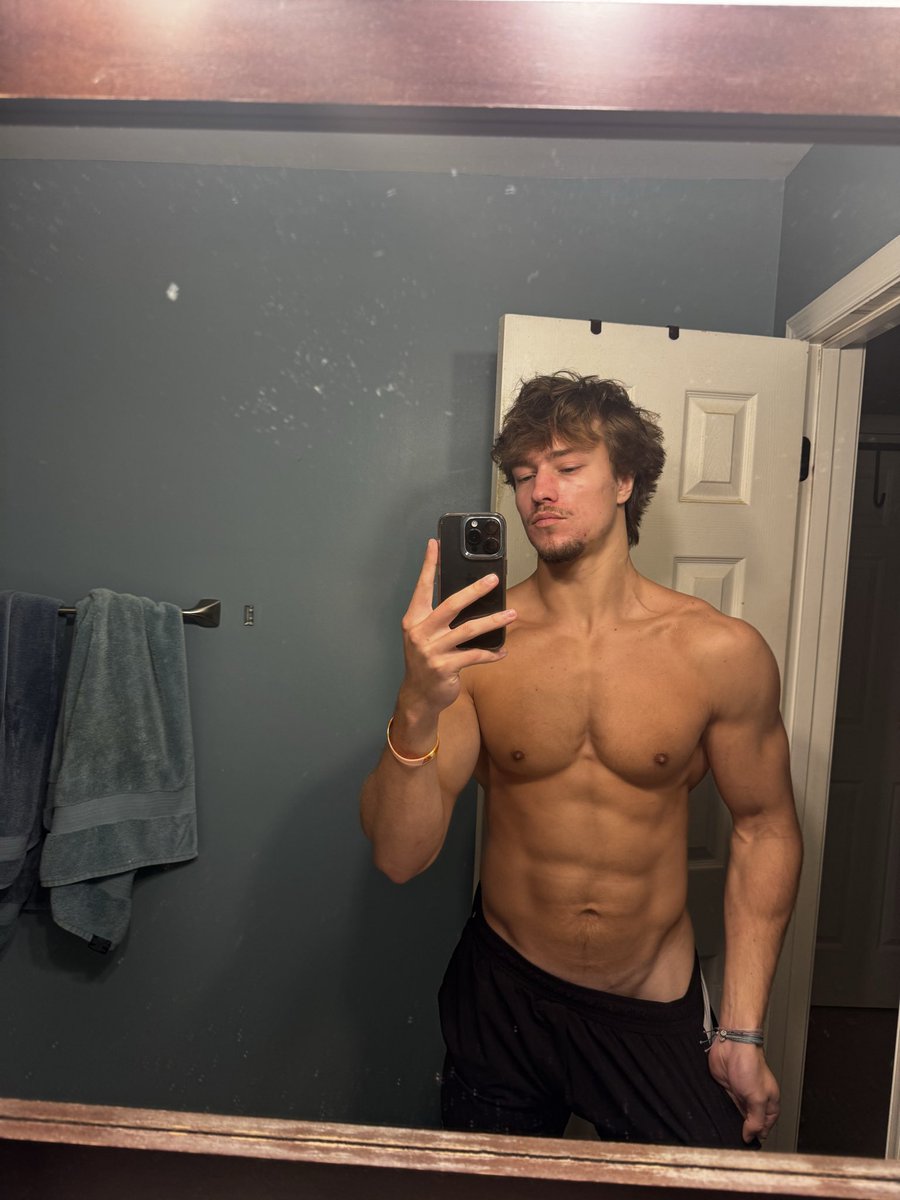 Lukeylifts2's tweet photo. Mid day Ab check 
#abs https://t.co/0HxlBlCP7o