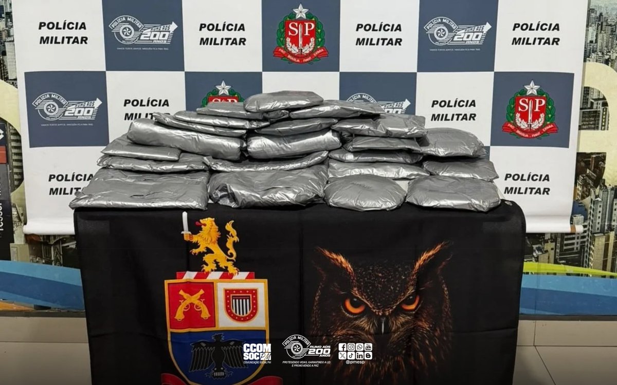 PMESP's tweet photo. A Polícia Militar apreendeu 16,8 kg de cocaína com quatro passageiros de um ônibus interestadual na madrugada de domingo (27), na região central de São Paulo.

Policiais do 11º Batalhão de Polícia Militar Metropolitano (BPM/M) fiscalizaram o coletivo, que havia saído de Corumbá (MS), e encontraram diversos pacotes de cocaína presos às pernas de dois homens e dois adolescentes. Os quatro disseram que receberam a droga em Santa Cruz de la Sierra, na Bolívia, e que seriam pagos para transportá-la até a capital paulista.

A perícia confirmou que o material apreendido era pasta base de cocaína. Três celulares e dinheiro também foram recolhidos. Os dois homens foram presos e os dois adolescentes apreendidos por tráfico internacional de drogas.