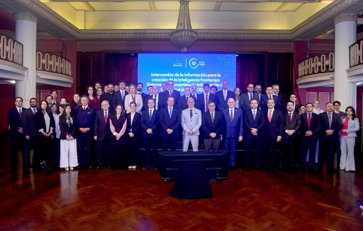 MinInterior's tweet photo. Si el crimen organizado cruza fronteras, la respuesta también debe coordinarse entre países.

Compartir información y fortalecer la #cooperaciónfronteriza son prioridades de la agenda de seguridad que impulsa #Uruguay en el @mercosur. https://t.co/sBEj7MXh9v