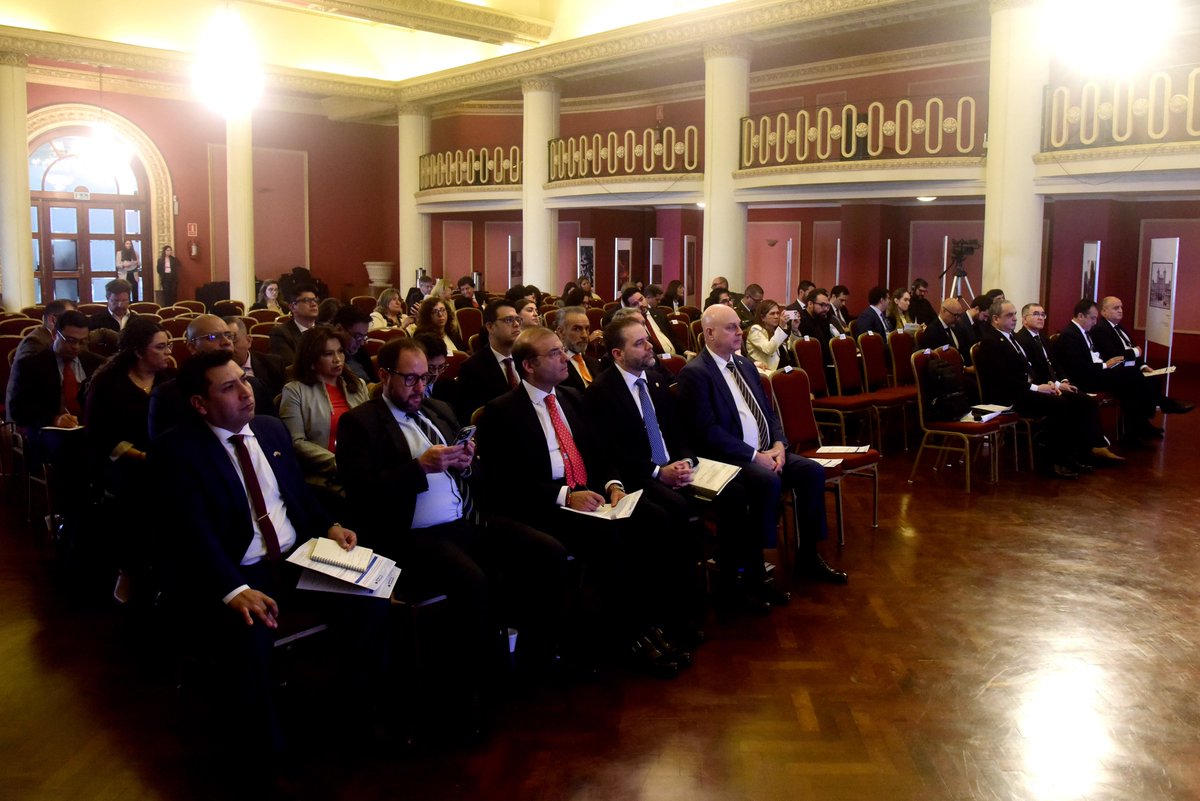 MinInterior's tweet photo. Si el crimen organizado cruza fronteras, la respuesta también debe coordinarse entre países.

Compartir información y fortalecer la #cooperaciónfronteriza son prioridades de la agenda de seguridad que impulsa #Uruguay en el @mercosur. https://t.co/sBEj7MXh9v