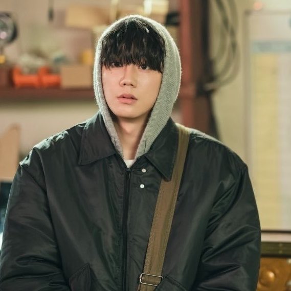 hyeontaks's tweet photo. they wanted him dead for having beautiful brown eyes and a slutty waist. https://t.co/J4kkRXL3Pv