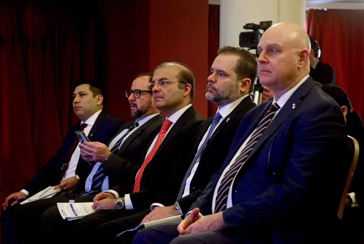 MinInterior's tweet photo. @mercosur @infopresidencia @ViceColombia @ABDELAESPRIELLA @jrestrp @Rodrigo_Lara_ @cegechem El viceministro general del Interior, @cegechem, participa en este diálogo con los países miembros y asociados para avanzar en acciones conjuntas contra el #narcotráfico y la #delincuenciatransnacional. https://t.co/tDE5n8nbHh