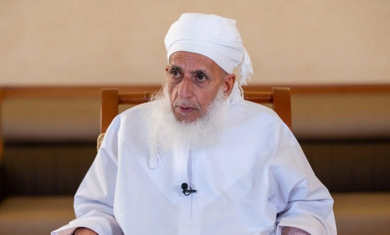 adnanoom's tweet photo. لماذا تشن خفافيش داعش هجمات وحملات ضد سماحة الشيخ أحمد بن حمد الخليلي؟ 🧵

-يمثل سماحة الشيخ أعلى مرجعية دينية في عُمان وله مكانة وقدر كبير من الاحترام لدى العُمانيين بمختلف أطيافهم ومذاهبهم.

-فمواقف سماحة الشيخ الشجاعة في دعم قضايا المسلمين وخصوصاً موقفه القوي من غزة ونصرته لأهلها  تتعارض مع خطاب الجماعات المتطرفة ومنهجها القائم على الفتن والتحريض والعنف والاقتتال بين المسلمين.

-وحين تعجز هذه الحسابات عن المواجهة الفكرية تلجأ إلى أساليب التضليل الرخيصة فتكفر كل مسلم لا يوافق توجهها وتفبرك الصور وتولد محتوى مضلل وتقتطع المقاطع والنصوص من سياقها ثم تعيد تفسير الفتاوى والبيانات بما يخدم خطابها وأجندتها.

-كما أن تغريداته وكلماته تحظى بتأثير واسع فلا تتوقف عند حدود السلطنة بل تمتد إلى العالم الإسلامي وهو ما يجعل استهدافه ومحاولات التشكيك في مواقفه محاولة لضرب صوت ديني مؤثر يحظى بحضور واسع.