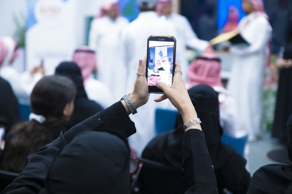 kwit1986gmailco's tweet photo. إلى صديقي المصور فهد العتيبي 😍  أحبك  ياخي وأنت كذا أنسان جالس تمرر المعلومة وتعلم غيرك  أنطلاقا من رسالة العطاء..... أنت رجل مميز  وكل أنسان يفكر مثلك  ترى الله بيوفقه.... أستمر 

الخبر ؟ 
فريق بروين التطوعي..و 
المصور فهد العتيبي  يقيمون ورشة تصوير جوال بحضور عدد كبير من المشاركين المهتمين..وذلك في مدينتي   المعذر @MadintyRUH