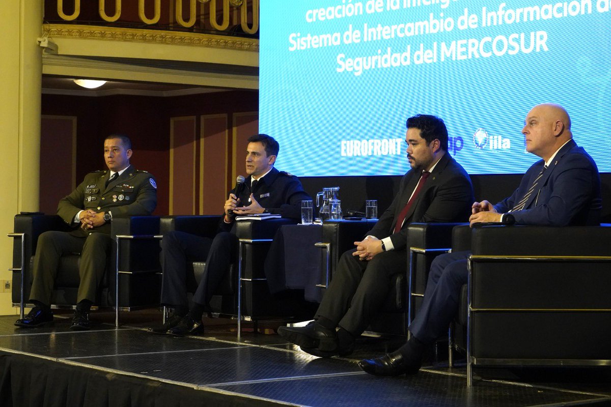 Minterioruy's tweet photo. En el marco del encuentro regional EUROFRONT, el Ministro del Interior, Carlos Negro, destacó la cooperación regional como uno de los ejes del Plan Nacional de Seguridad Pública y los avances en el intercambio de información a través del S.I.S.M.E., que permite acceder prácticamente en tiempo real a datos de otros países para el desarrollo de investigaciones.

Por su parte, el Jefe de Policía de Montevideo, Alfredo Clavijo, presentó la propuesta de Unidades Binacionales de Coordinación Policial y Migratoria, orientadas a fortalecer la seguridad en las fronteras mediante el intercambio de información y la coordinación de respuestas en tiempo real.

La iniciativa busca profundizar la cooperación entre los países del MERCOSUR ante hechos delictivos que trascienden las fronteras nacionales.

https://t.co/XU4YBS7HFp