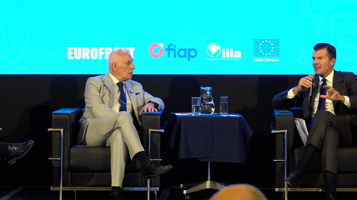 Minterioruy's tweet photo. En el marco del encuentro regional EUROFRONT, el Ministro del Interior, Carlos Negro, destacó la cooperación regional como uno de los ejes del Plan Nacional de Seguridad Pública y los avances en el intercambio de información a través del S.I.S.M.E., que permite acceder prácticamente en tiempo real a datos de otros países para el desarrollo de investigaciones.

Por su parte, el Jefe de Policía de Montevideo, Alfredo Clavijo, presentó la propuesta de Unidades Binacionales de Coordinación Policial y Migratoria, orientadas a fortalecer la seguridad en las fronteras mediante el intercambio de información y la coordinación de respuestas en tiempo real.

La iniciativa busca profundizar la cooperación entre los países del MERCOSUR ante hechos delictivos que trascienden las fronteras nacionales.

https://t.co/XU4YBS7HFp