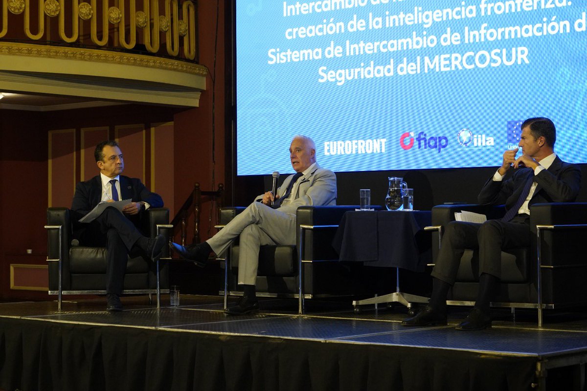 Minterioruy's tweet photo. En el marco del encuentro regional EUROFRONT, el Ministro del Interior, Carlos Negro, destacó la cooperación regional como uno de los ejes del Plan Nacional de Seguridad Pública y los avances en el intercambio de información a través del S.I.S.M.E., que permite acceder prácticamente en tiempo real a datos de otros países para el desarrollo de investigaciones.

Por su parte, el Jefe de Policía de Montevideo, Alfredo Clavijo, presentó la propuesta de Unidades Binacionales de Coordinación Policial y Migratoria, orientadas a fortalecer la seguridad en las fronteras mediante el intercambio de información y la coordinación de respuestas en tiempo real.

La iniciativa busca profundizar la cooperación entre los países del MERCOSUR ante hechos delictivos que trascienden las fronteras nacionales.

https://t.co/XU4YBS7HFp