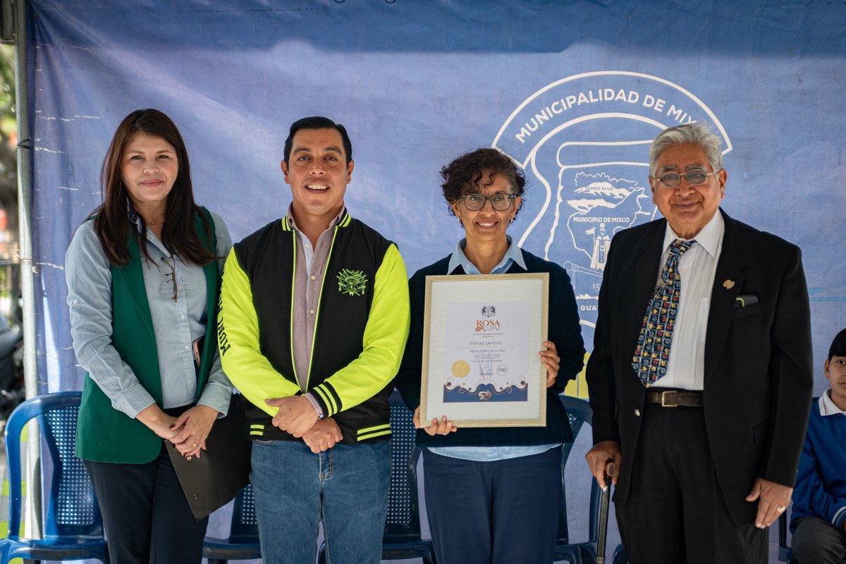 RegTerZ1NMixco's tweet photo. #Acto #cívico por parte de Liceo del Bosque y cambio de la rosa en #reconocimiento a la maestra Haydee Santizo como #mensajera de la #paz 🇬🇹🕊
#ConstruyendoElFuturo #500añosmixco https://t.co/UuExWHJMmu