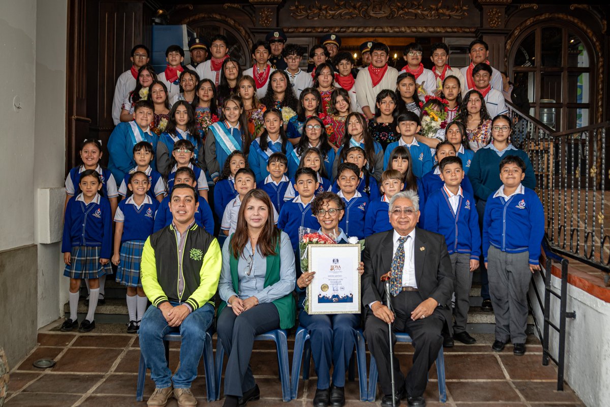 RegTerZ1NMixco's tweet photo. #Acto #cívico por parte de Liceo del Bosque y cambio de la rosa en #reconocimiento a la maestra Haydee Santizo como #mensajera de la #paz 🇬🇹🕊
#ConstruyendoElFuturo #500añosmixco https://t.co/UuExWHJMmu