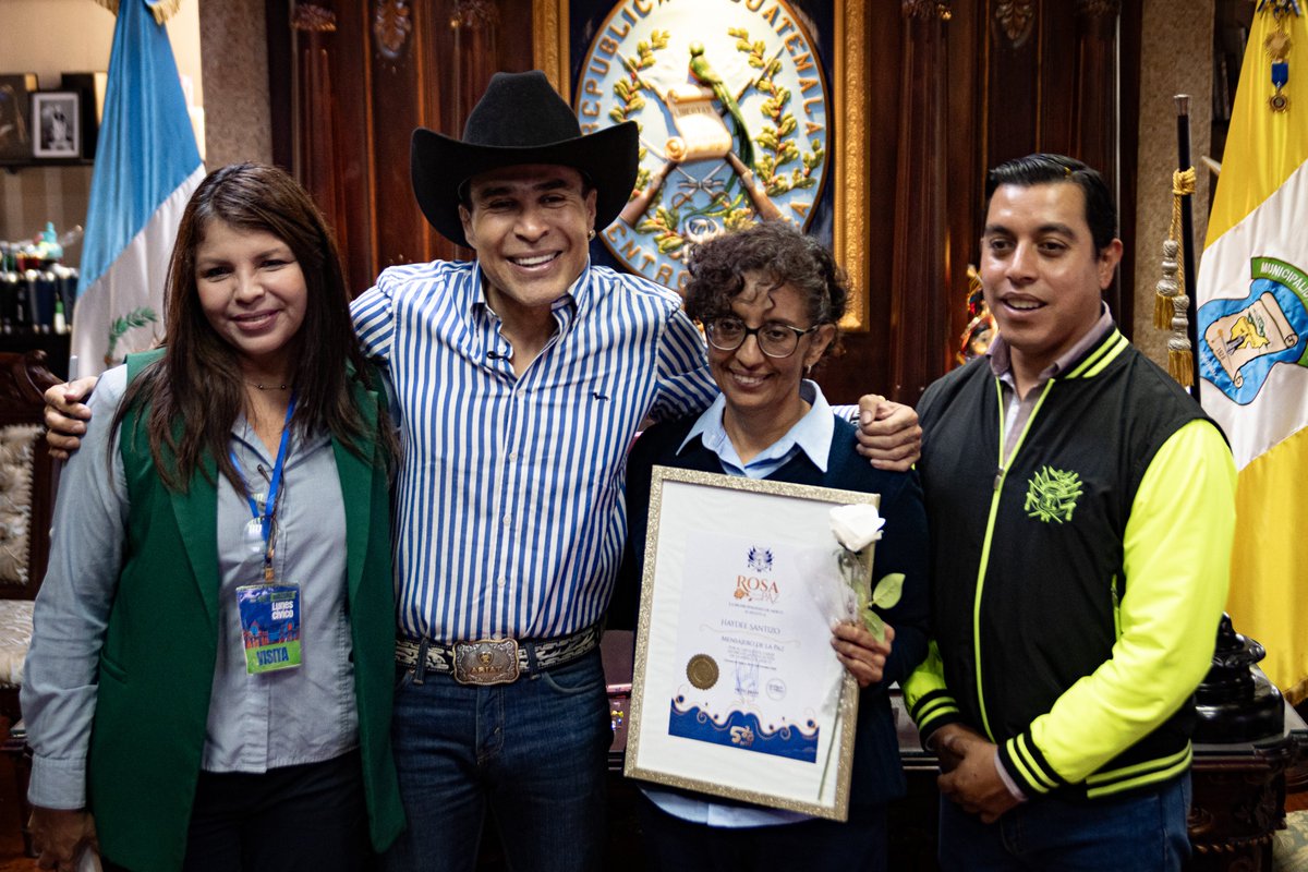 RegTerZ1NMixco's tweet photo. #Acto #cívico por parte de Liceo del Bosque y cambio de la rosa en #reconocimiento a la maestra Haydee Santizo como #mensajera de la #paz 🇬🇹🕊
#ConstruyendoElFuturo #500añosmixco https://t.co/UuExWHJMmu