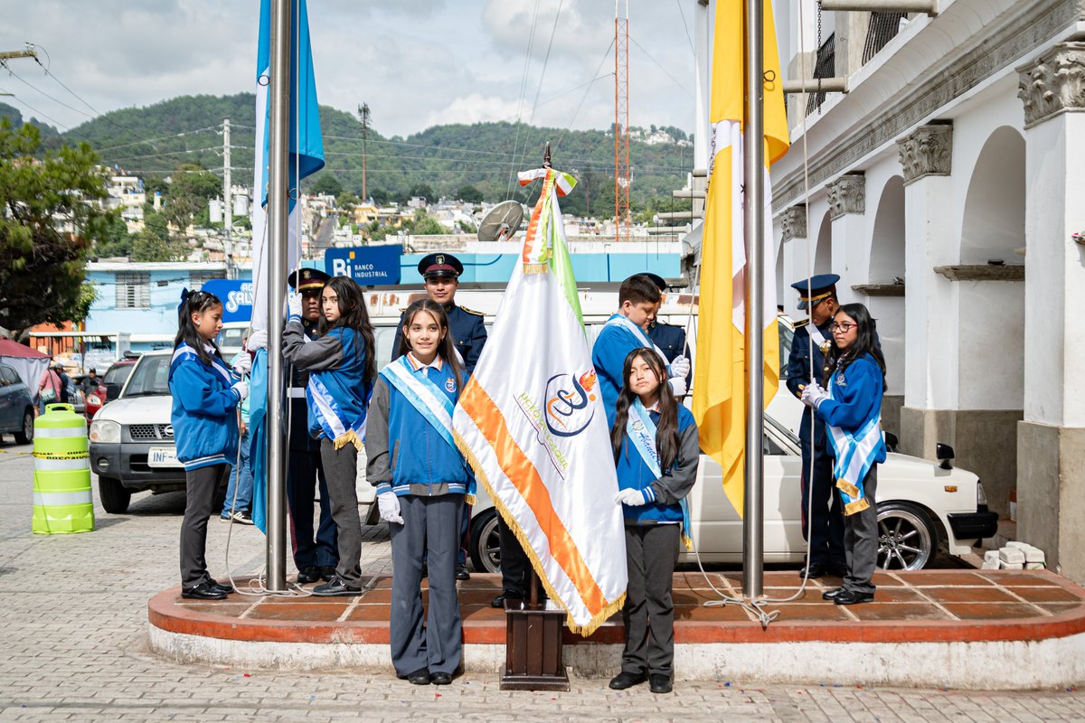 RegTerZ1NMixco's tweet photo. #Acto #cívico por parte de Liceo del Bosque y cambio de la rosa en #reconocimiento a la maestra Haydee Santizo como #mensajera de la #paz 🇬🇹🕊
#ConstruyendoElFuturo #500añosmixco https://t.co/UuExWHJMmu