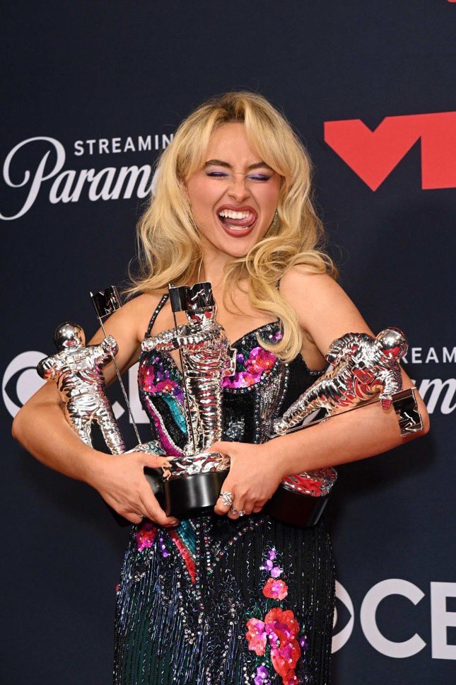 sabscharm's tweet photo. another one, thank you #vmas https://t.co/bzlPm6W7bp