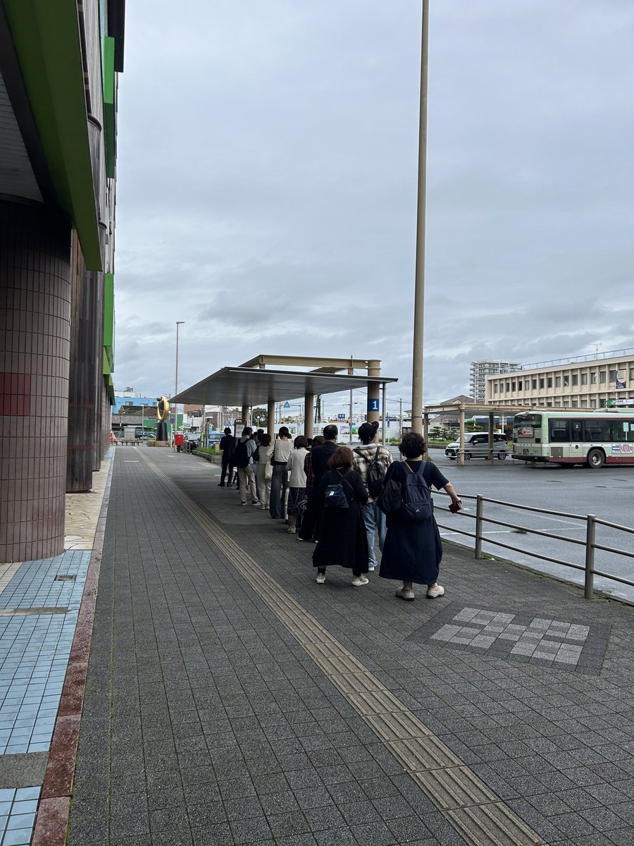 razkomei's tweet photo. 千葉方面のJR内房線が運休していることもあり、迂回して東京方面へ向かう方も多くなっています。昼間でも、アクアライン高速バスを待つ方が大勢いらっしゃいました。
毎日の通勤・通学を支える大切な交通手段。利用される皆さんのご苦労を、改めて感じます。 https://t.co/c5qvQ1KjI5