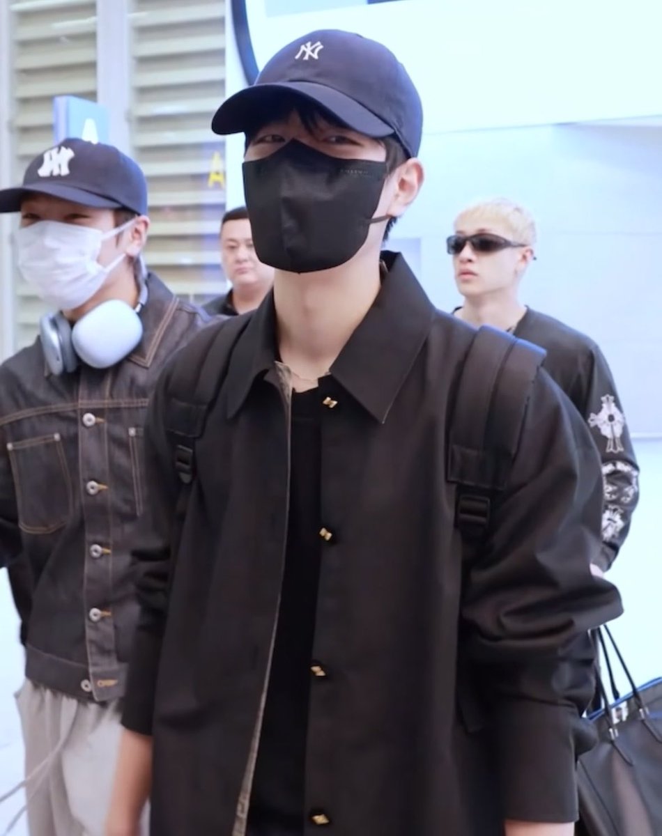 KSMCentral_'s tweet photo. [🛍️]

#Seungmin wearing Layered Jacket in Black from Korean brand EENK on his way back to Korea at ICN Intl Airport

🔗: https://t.co/ema5QBwqUb 

#승민 #スンミン https://t.co/T9CMVAwoKL