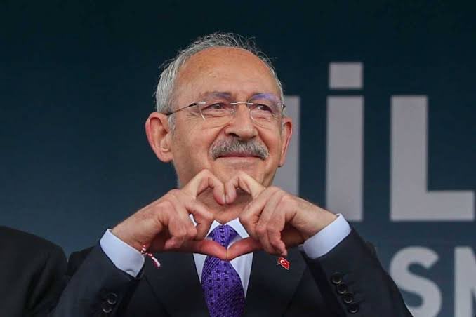 teyakkuzhaber's tweet photo. Kemal Kılıçdaroğlu:

“Altılı masayı kurdum, altılı masayla %48,5 oy aldım. Yine benzer bir formülü hayata geçirerek kazanacağız”

—Barış Yarkadaş https://t.co/hDJVfeY1E0