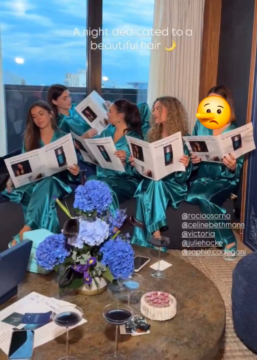 Emmanuel99on's tweet photo. #sophiecodegoni #prelemi 
C’è chi va alla Parigi fashion week e sfila in passerella e chi invece, dopo anni da pseudo #influencer... è ancora in giro a fare le pagliacciate con ragazzette che hanno 30/40 mila followers 🤣🤣🤣🤣🤣🤣🤣🤣🤣🤣🤣🤣
Trova le differenze 😅 https://t.co/6QJyVC1aWi